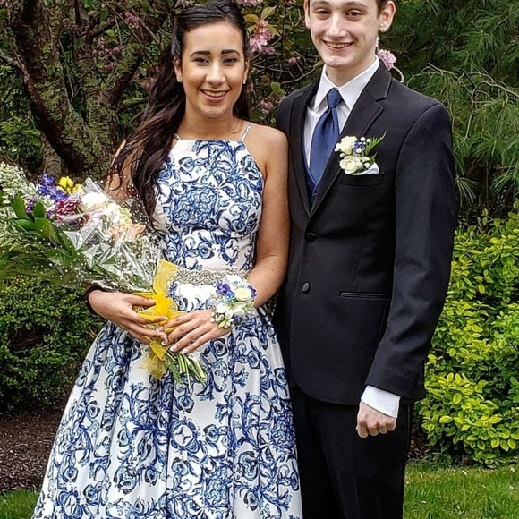 Selling my daughter prom dress - Picture 2 of 7